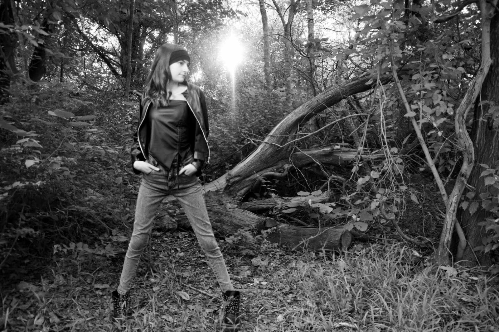 Retrato blanco y negro en el bosque